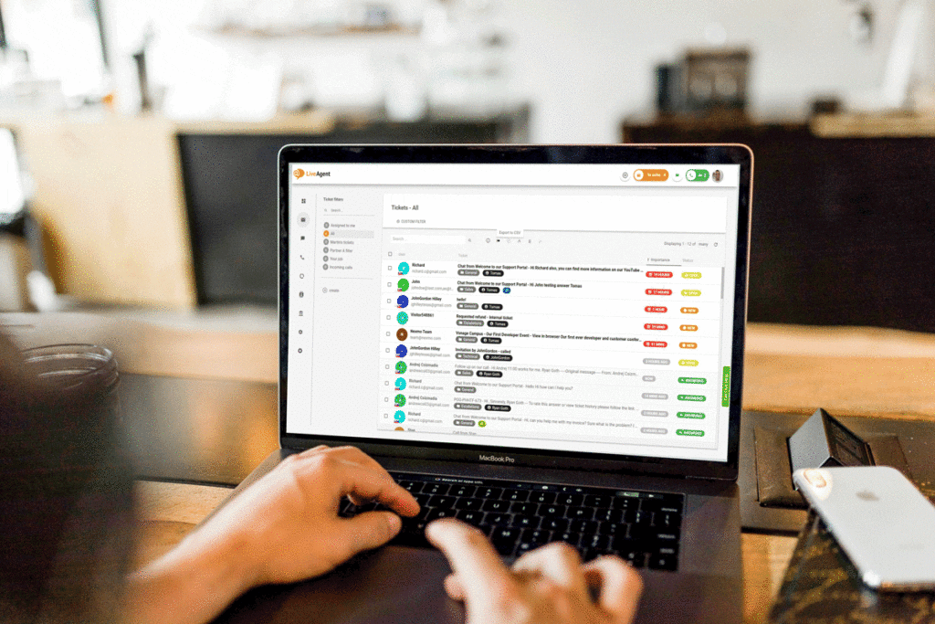 Hộp thư đến phổ quát LiveAgent trên màn hình máy tính