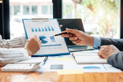 10 Bước để Tạo Chiến Lược Quản Lý Kiến Thức + Ví Dụ