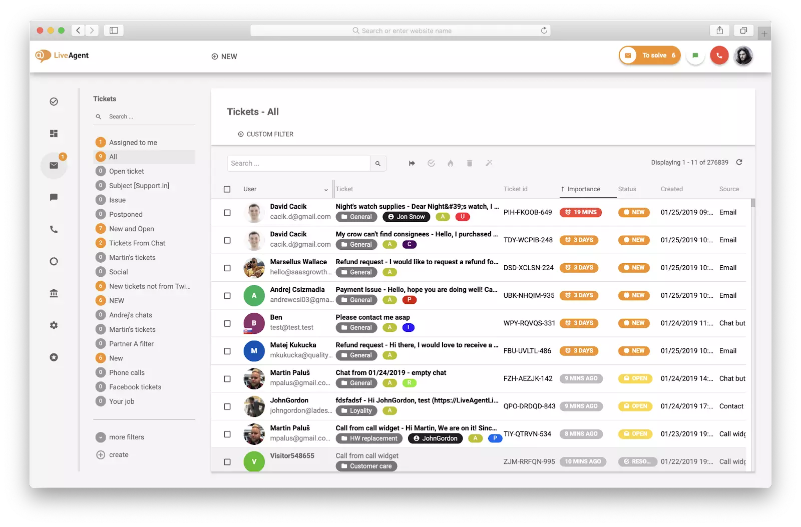 Hộp thư đến hợp nhất của LiveAgent hiển thị tất cả vé được sắp xếp và phân loại qua các kênh với các chỉ báo ưu tiên và trạng thái