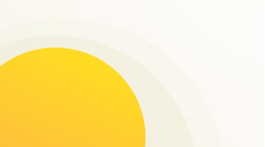 Phụ nữ trả lời tin nhắn trong khi đi bộ