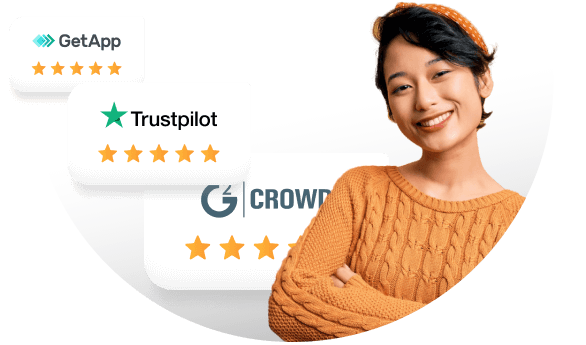 Phụ nữ mỉm cười với các phần thưởng bên cạnh cô ấy.