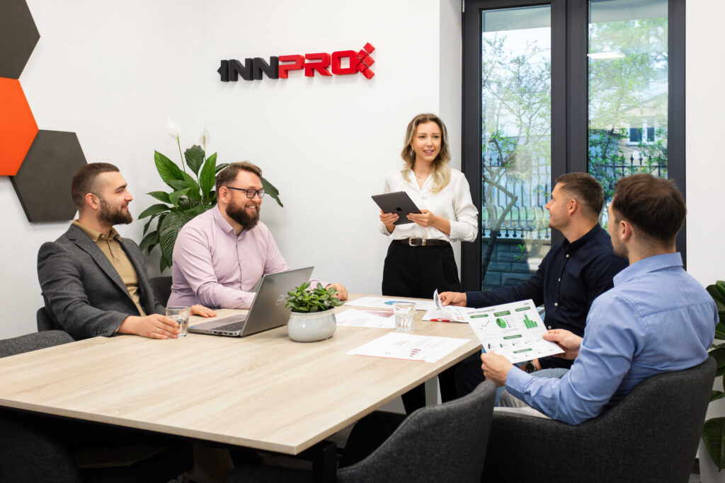 Nhóm INNPRO trong môi trường văn phòng