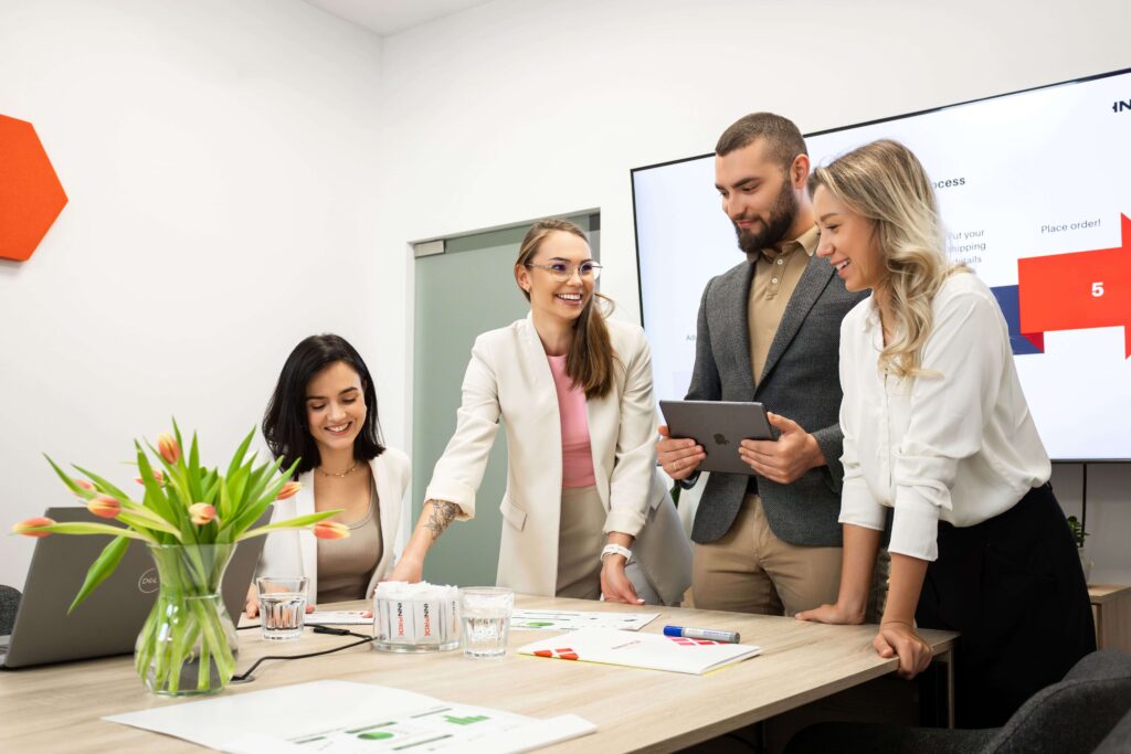 Nhóm hỗ trợ khách hàng INNPRO trong cuộc họp